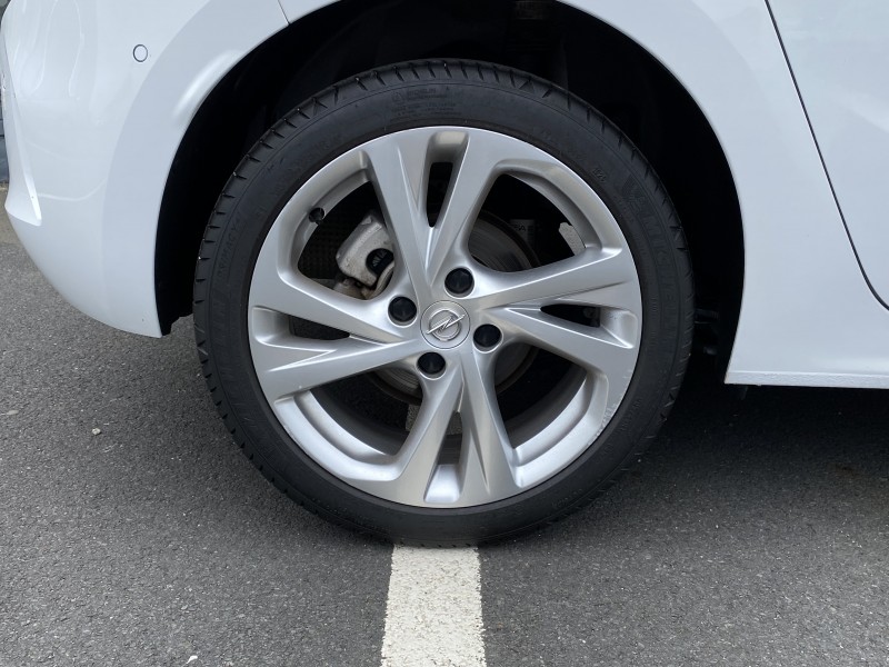 Opel Corsa Élégance 1.2 Turbo 100ch - Citadine d’occasion bien équipée disponible immédiatement dans vos concessions Opel Buquet