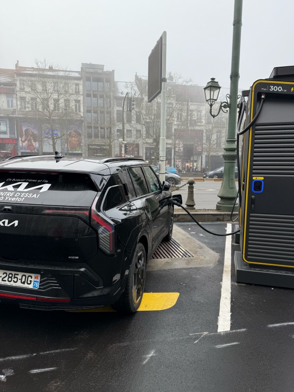 Kia EV3 branché sur une borne FastNed