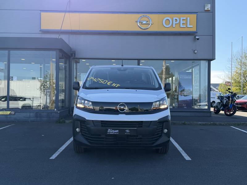 Opel Vivaro d'occasion disponible à Fécamp ou Yvetot utilitaire diesel récent avec TVA récupérable en Normandie concession Opel Buquet