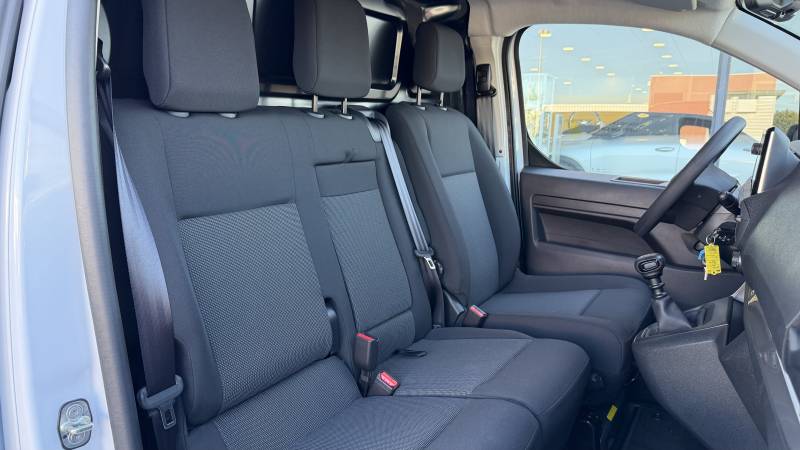 Opel Vivaro d'occasion disponible à Fécamp ou Yvetot utilitaire diesel récent avec TVA récupérable en Normandie concession Opel Buquet