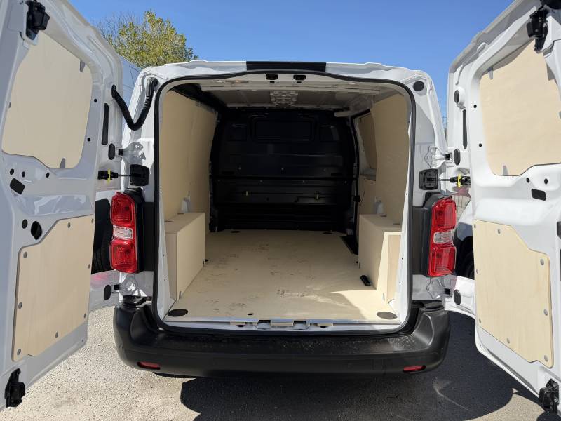 Opel Vivaro d'occasion disponible à Fécamp ou Yvetot utilitaire diesel récent avec TVA récupérable en Normandie concession Opel Buquet