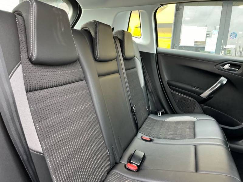 Peugeot 2008 Allure 1.2 82ch d'occasion - SUV essence disponible dans vos concessions Buquet Frères et Fils d'Yvetot 76 et de Fécamp 76