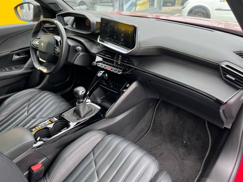 Peugeot 2008 GT Line 1.2 essence Turbo 130ch - Véhicule SUV avec son toit ouvrant dans vos ets Buquet Frères et Fils d'Yvetot 76 et de Fécamp 76
