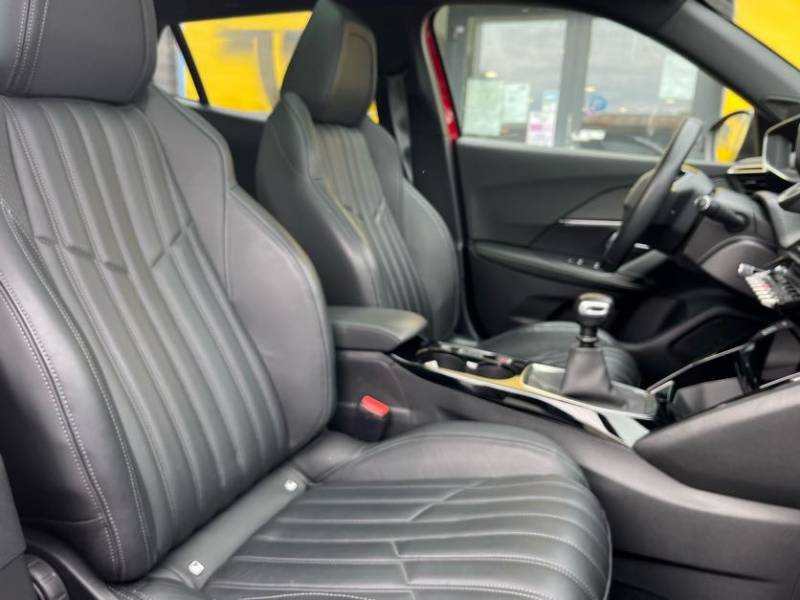 Peugeot 2008 GT Line 1.2 essence Turbo 130ch - Véhicule SUV avec son toit ouvrant dans vos ets Buquet Frères et Fils d'Yvetot 76 et de Fécamp 76