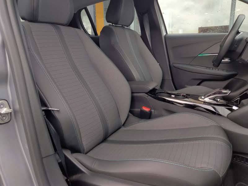 Sièges avant de la Peugeot e-208 d'occasion