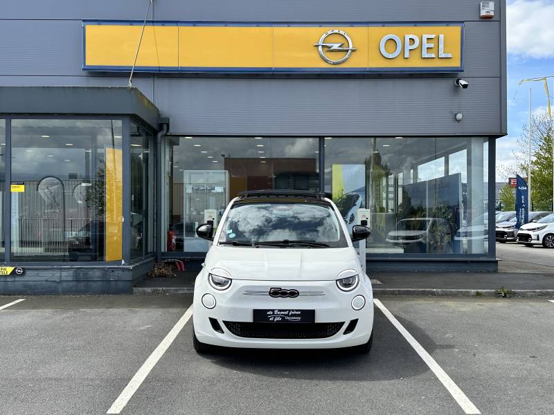 Fiat 500 e Icone Plus 118ch 42kWh - Véhicule citadine 100% électrique d'occasion avec un pack hiver et un toit ouvrant