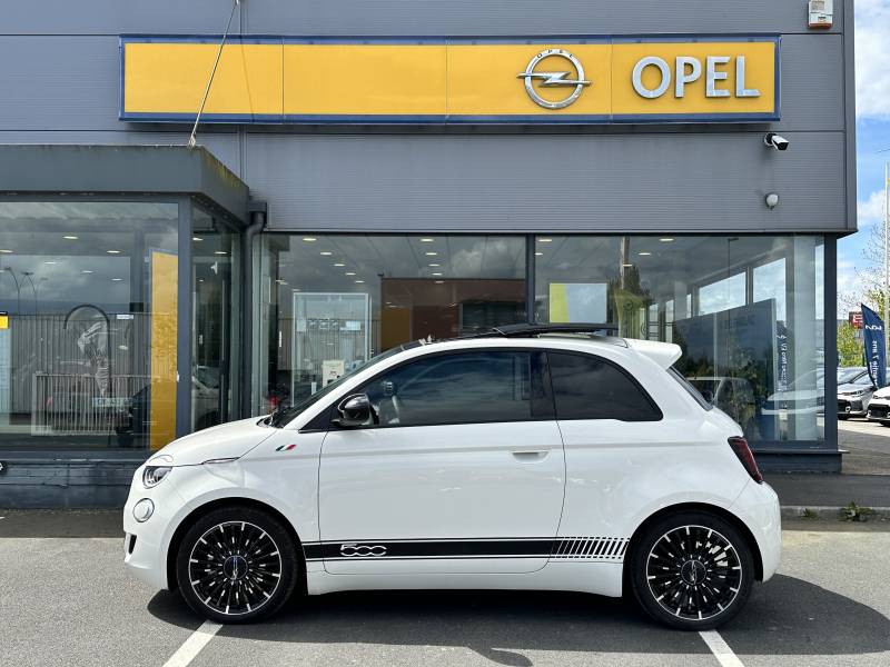 Fiat 500 e Icone Plus 118ch 42kWh - Véhicule citadine 100% électrique d'occasion avec un pack hiver et un toit ouvrant