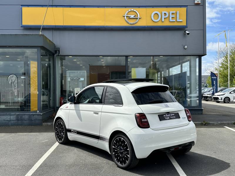 Fiat 500 e Icone Plus 118ch 42kWh - Véhicule citadine 100% électrique d'occasion avec un pack hiver et un toit ouvrant