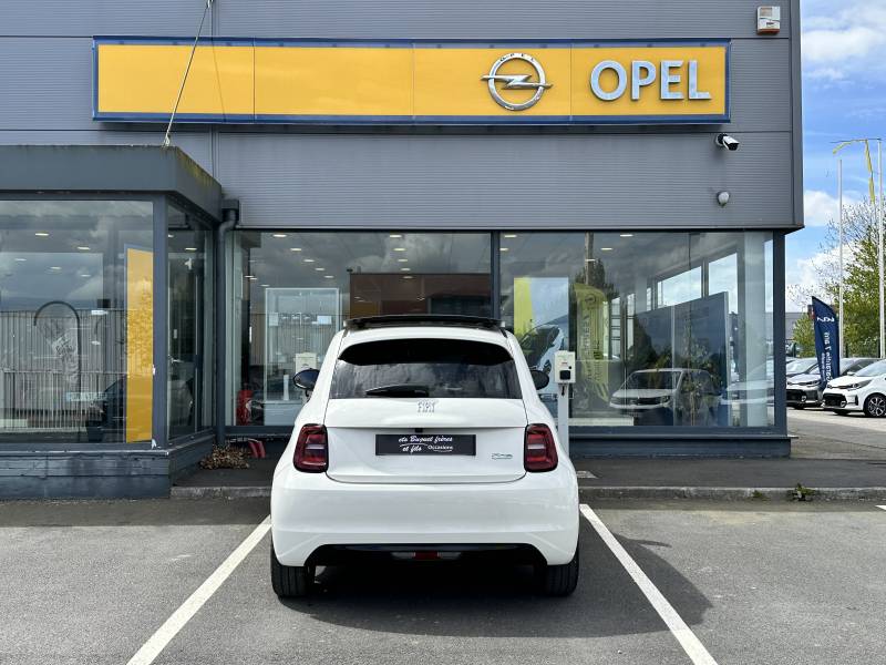 Fiat 500 e Icone Plus 118ch 42kWh - Véhicule citadine 100% électrique d'occasion avec un pack hiver et un toit ouvrant