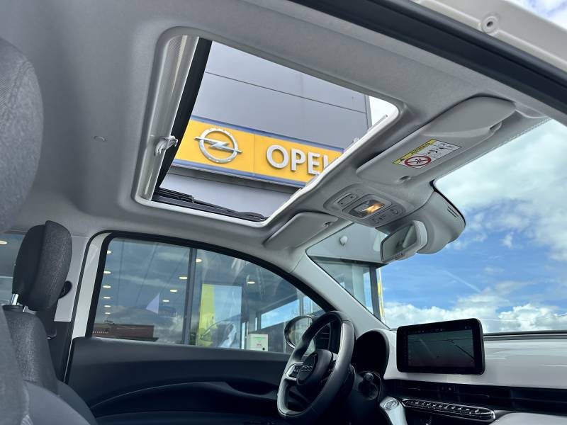 Fiat 500 e Icone Plus 118ch 42kWh - Véhicule citadine 100% électrique d'occasion avec un pack hiver et un toit ouvrant