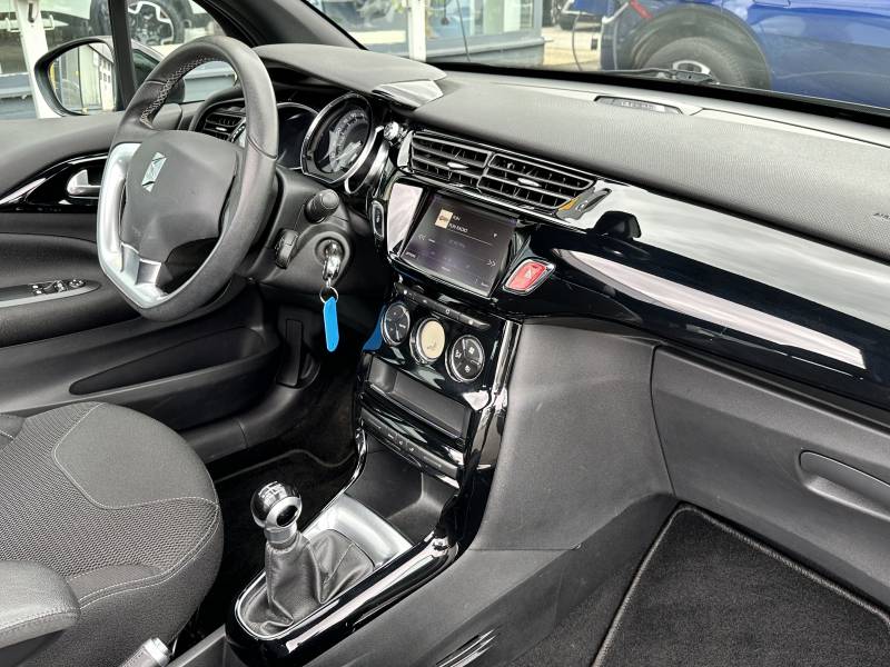 DS DS3 Cabrio So Chic 1.2 essence 82ch d'occasion - Véhicule citadin 3 portes dans vos concessions d'Yvetot 76 et de Fécamp 76