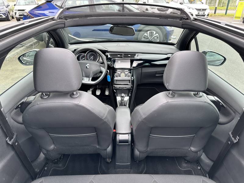 DS DS3 Cabrio So Chic 1.2 essence 82ch d'occasion - Véhicule citadin 3 portes dans vos concessions d'Yvetot 76 et de Fécamp 76