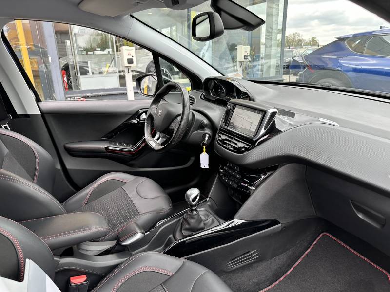 Peugeot 2008 1.2 essence Turbo 130ch d'occasion - Véhicule SUV avec crochet d'attelage disponible dans vos ets Buquet Frères et Fils d'Yvetot 76 et de Fécamp 76