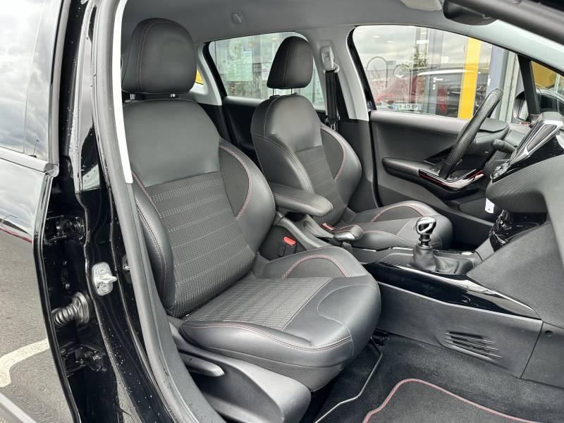 Peugeot 2008 1.2 essence Turbo 130ch d'occasion - Véhicule SUV avec crochet d'attelage disponible dans vos ets Buquet Frères et Fils d'Yvetot 76 et de Fécamp 76