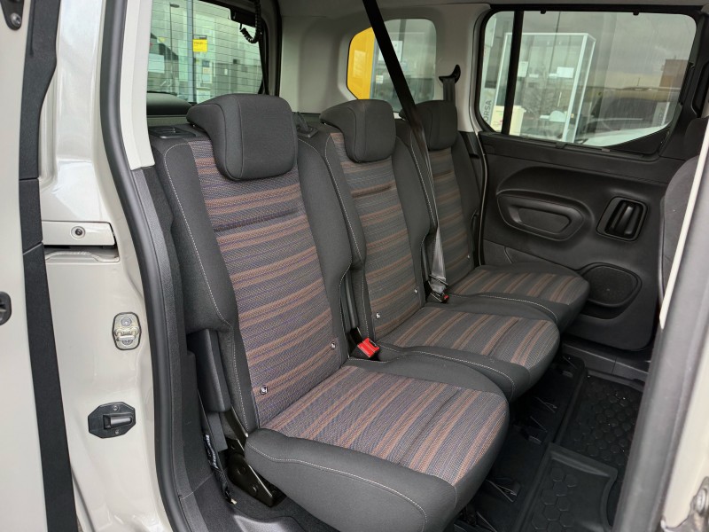 Opel Combo Life Élégance 1.5 Diesel 130ch - Véhicule familial diesel avec peu de kilomètres disponible chez Opel à Yvetot 76