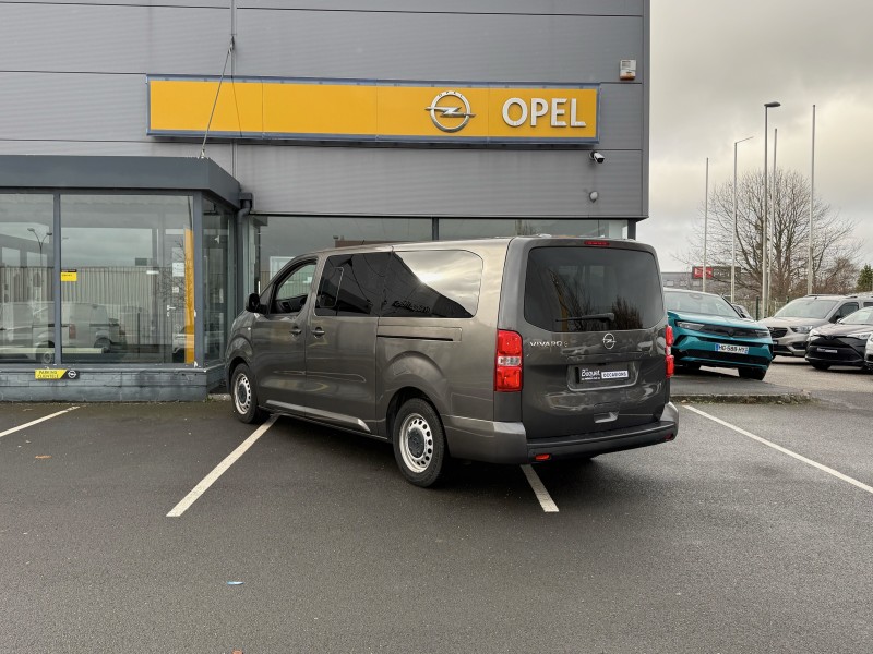 Opel Vivaro-e Combi Business 136ch - Véhicule familial 9 places 100 % électrique avec 200kms d’autonomie disponible chez Opel à Yvetot 76