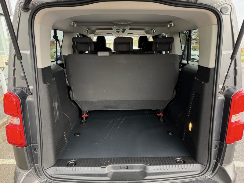 Opel Vivaro-e Combi Business 136ch - Véhicule familial 9 places 100 % électrique avec 200kms d’autonomie disponible chez Opel à Yvetot 76